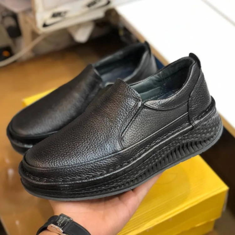 کفش چرم طبیعی مردانه طرح کلارک بی بند مشکی با کفی طبی و زیره پیو