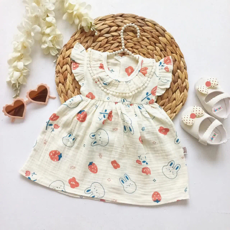 پیراهن نوزادی دخترانه طرح توت فرنگی جنس موسلین تابستانه سایز 3 ماه تا 2 سال