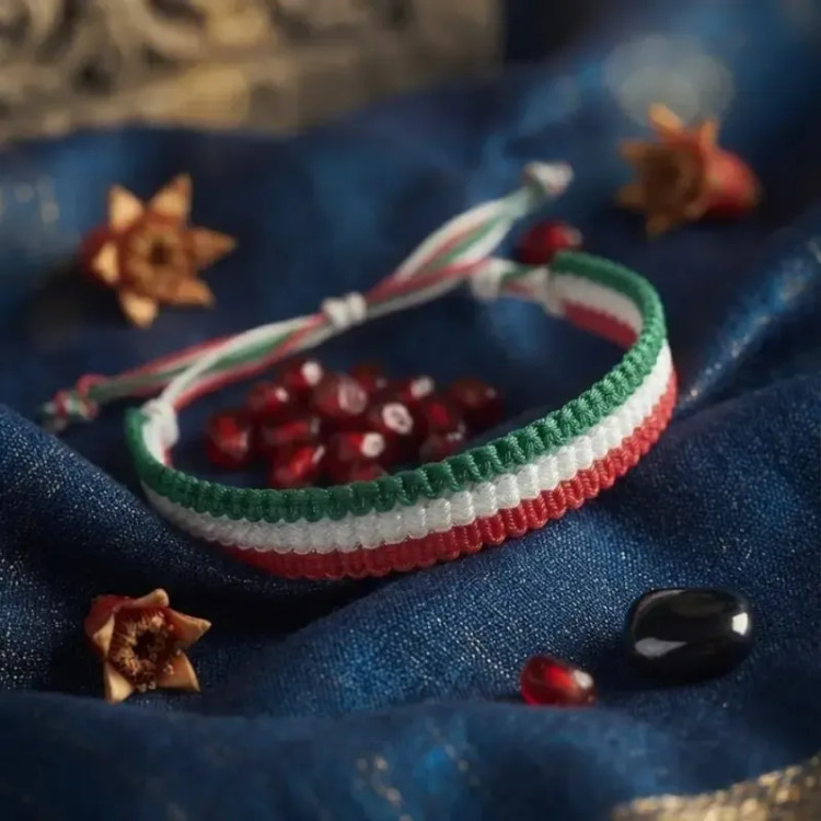 دستبند دست ساز بافت سه رنگ طرح پرچم ایران سایز فری جنس نخ مقاوم