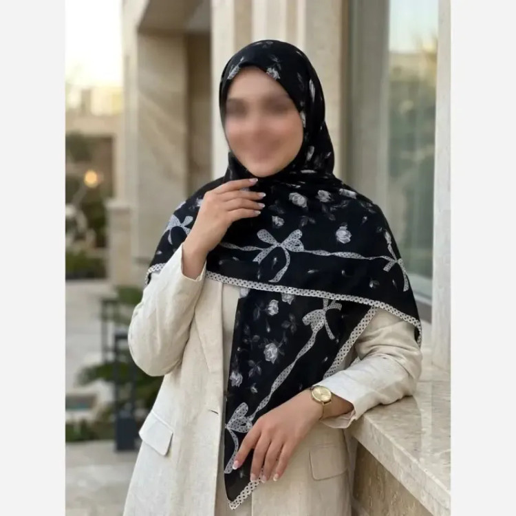 روسری کرپنخ مشکی طرحدار قواره 140 با منگوله